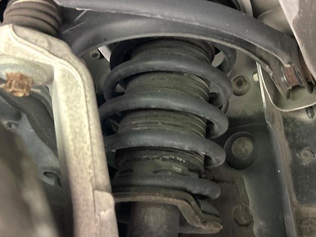 お車を安心してお乗りいただく為には、足回りの定期点検が欠かせません。サービスサポート（有償保証）では無料点検もご提供しており、安心のカーライフをお過ごしいただけるサポート体制が整っています。