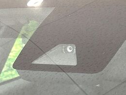 【プリクラッシュセーフティ】前方の車両等を検知し、衝突しそうな時は警報で注意を促し、ブレーキを踏む力をサポート。ブレーキを踏めなかった場合は衝突被害軽減ブレーキが作動、衝突回避をサポートします。