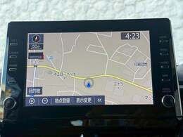 【純正ディスプレイオーディオ】FM・AMラジオやブルートゥース接続など多彩な機能を併せ持っており、インパネ周りがすっきりしてますね！追加オプションでナビ機能やフルセグTV、DVD再生なども可能です。