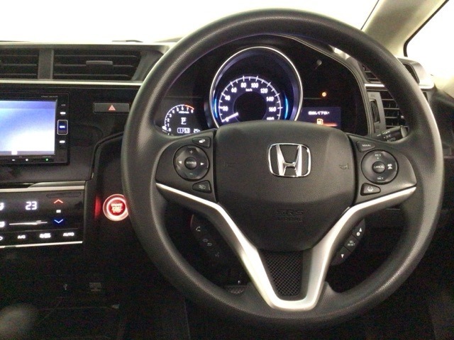 【ハンドル】運転にかかわる様々な操作を安全に行えるように視点移動が少なく操作性に配慮されたスイッチ類が凝縮されたコックピットです。