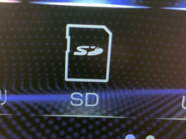 音楽SDカード入ります。