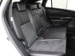 ウルトラスエード+合成皮革のシート(ブラック×レッド)が採用されています。前後席間の間隔延長と前席シートバック形状の工夫で、ゆったりとくつろげる後席空間を確保しています。