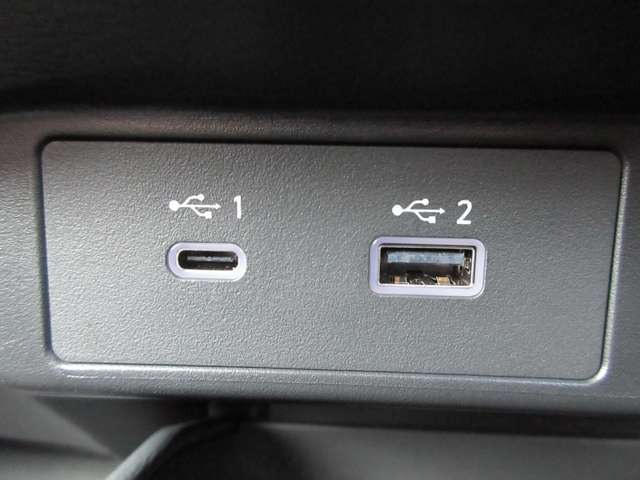 USB充電専用電源ソケットも付いています。モバイル機器などの充電専用