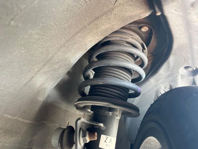 お車を安心してお乗りいただく為には、足回りの定期点検が欠かせません。サービスサポート（有償保証）では無料点検もご提供しており、安心のカーライフをお過ごしいただけるサポート体制が整っています。