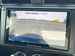 【バックカメラ】駐車時に後方がリアルタイム映像で確認できます。大型商業施設や立体駐車場での駐車時や、夜間のバック時に大活躍！運転スキルに関わらず、今や必須となった装備のひとつです！
