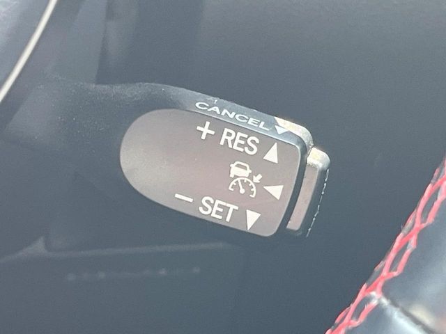 【クルーズコントロール】高速道路もラクラク走行。アクセルを離しても一定速度で走行ができ、長距離運転時の負担を軽減！加速・減速も簡単なスイッチ操作で調整できます。
