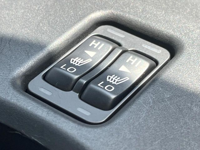 【シートヒーター】寒い日に重宝するシートヒーター！エアコンより早く温まってくれるので寒がりの人も安心ですね♪エアコンの温風は乾燥するから苦手、という方にもをおすすめです。