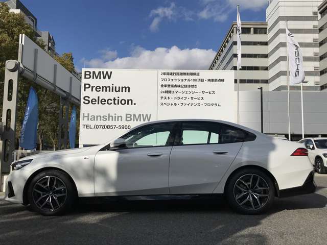 【拘りのFR】BMWが多く採用するFR車。ダイレクトでスポーティな加速感・シャープなハンドリングを実現。縦置きエンジンレイアウトにより、フラットで上質な乗り味です。