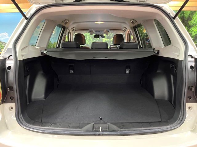 【トノカバー】デッキに積み込んだ荷物を雨風や盗難のリスクから守るトノカバーを装備。気兼ねなく荷物を積み込んでお使いいただけます。