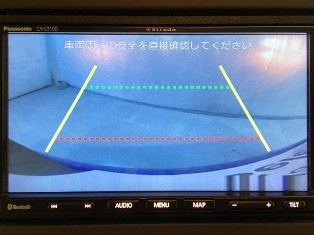 バックでの車庫入れも安心です！　リアカメラが付いているバックモニター付のナビを装備しております。操作線もついており距離感も画面から確認できます。