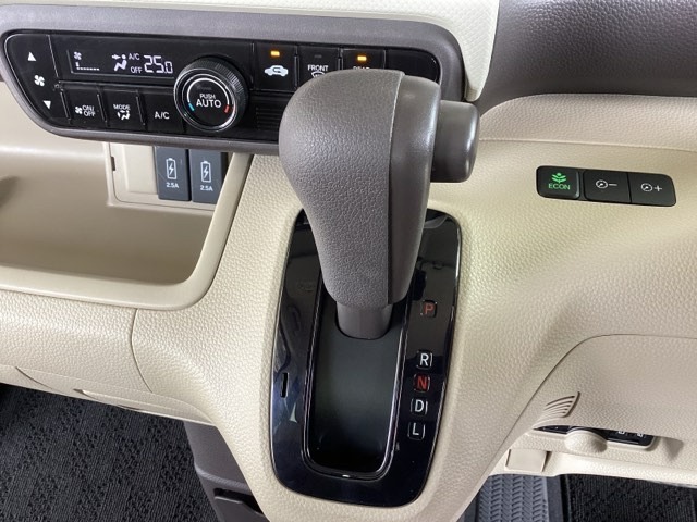 CVT車のセレクトレバーです。低速から高速まで、変速ショックのないスムーズな走りを実現するとともに、エンジン効率のよい領域を維持することで燃費にも貢献します。