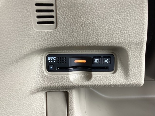 ハンドルの左下にETCがついています。高速道路の料金所の通過も楽々です。　カードの取り出しもしやすい場所についています。