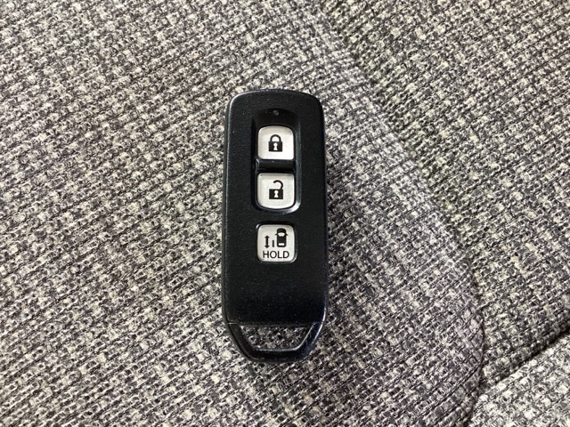 スマートキー付きですからドアロックの開閉およびエンジンスタートが楽々です。電動スライドドアの開け閉めもボタンで操作できます。