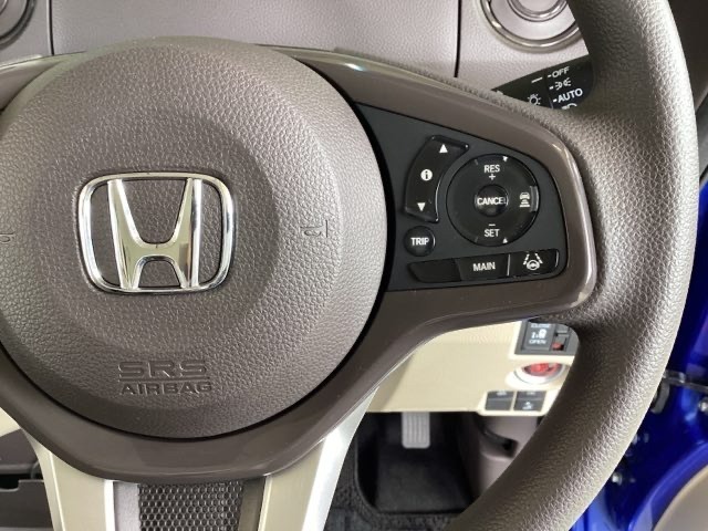 ハンドルにHondaセンシング系のクルーズコントロールやレーンキープアシストなどの操作スイッチが装備されています。ハンドルから手を離さず安全に操作できます。