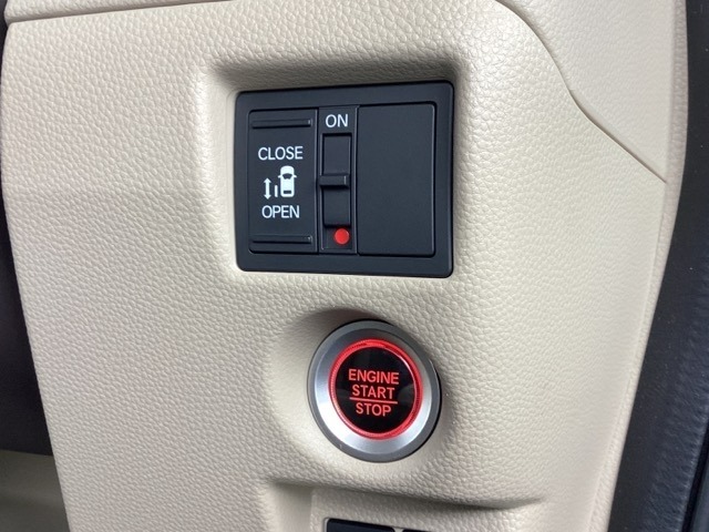 左側電動スライドドアは運転席からでも操作ができるように、ハンドル付近に開閉の操作スイッチが付いています。