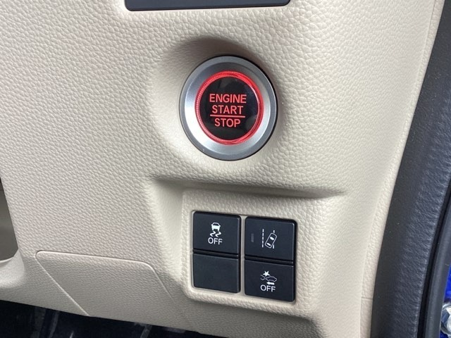 Hondaセンシング用の、VSA（ABS＋TCS＋横滑り抑制）解除とレーンキープアシストシステムのメインスイッチなどはハンドルの右側に装備しています。