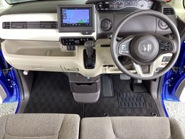 車内は光触媒抗菌消臭施工済です。スタイリッシュなデザインで暖かみのあるインパネ周りを演出します。グローブボックスやカップホルダーのほかにトレーなどたくさんの収納スペースが装備されています。