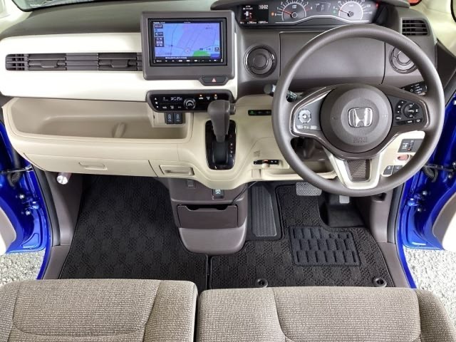 車内は光触媒抗菌消臭施工済です。スタイリッシュなデザインで暖かみのあるインパネ周りを演出します。グローブボックスやカップホルダーのほかにトレーなどたくさんの収納スペースが装備されています。