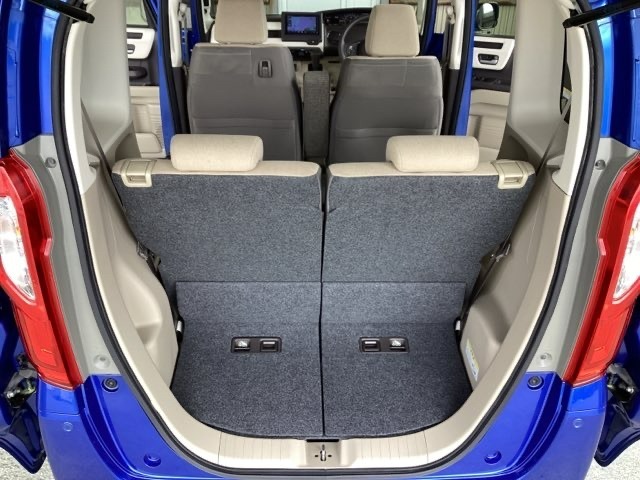 開口部も広く荷物の積み下ろしもしやすいお車となっております。シートの背もたれは5：5の割合で背もたれを可倒でき、前後のシートスライドもできるので荷室をひろげることができます。