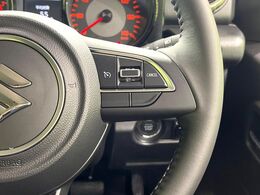 【クルーズコントロール】高速道路もラクラク走行。アクセルを離しても一定速度で走行ができ、長距離運転時の負担を軽減！加速・減速も簡単なスイッチ操作で調整できます。