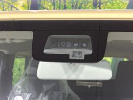 【スズキ　セーフティサポート】走行中に前方の車両等を認識し、衝突しそうな時は警報とブレーキで衝突回避と被害軽減をアシスト。より安全にドライブをお楽しみいただけます。