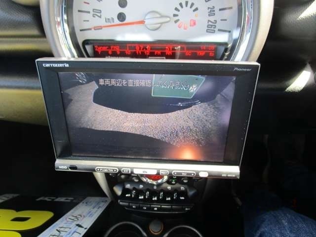 バックモニター！お車を初めて運転されるかたやバック操作が苦手のお客様にはオススメの装備です！