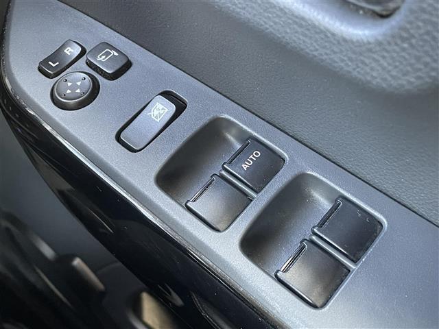 こちら窓のスイッチ類の写真になります。結構汚れる箇所ですが、各部しっかり清掃させていただいており、当店自慢の車です！また、動作等もしっかり確認しておりますので、ご安心してご購入 できます！