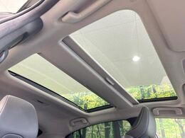 【サンルーフ】ボタンひとつで開閉可能！開放感たっぷりのサンルーフが装着されています！車内に明かりを取り入れたり景色を楽しむ以外にも、よどみがちな車内の空気も簡単に換気できて快適です！