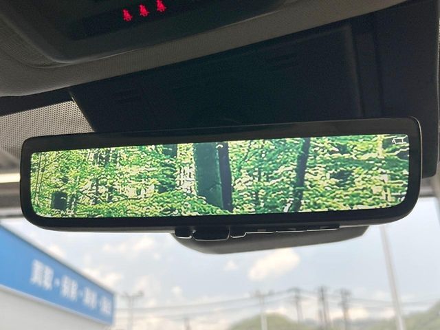 【デジタルインナーミラー】後席の大きな荷物や同乗者で後方が確認しづらい時でも安心！カメラが撮影した車両後方の映像をルームミラー内に表示。クリアな視界で状況の確認が可能です！