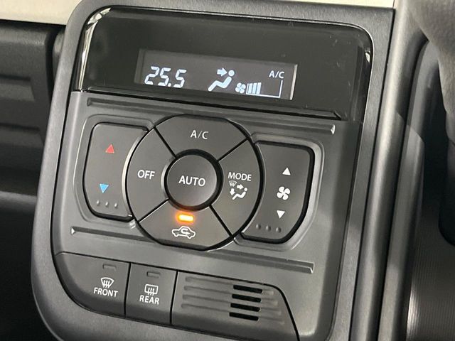【オートエアコン】一度お好みの温度に設定すれば、車内の温度を検知し風量や温度を自動で調整。暑い…寒い…と何度もスイッチ操作をする必要はありません。快適な車内空間には必須の機能ですね♪