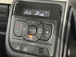 【オートエアコン】一度お好みの温度に設定すれば、車内の温度を検知し風量や温度を自動で調整。暑い…寒い…と何度もスイッチ操作をする必要はありません。快適な車内空間には必須の機能ですね♪