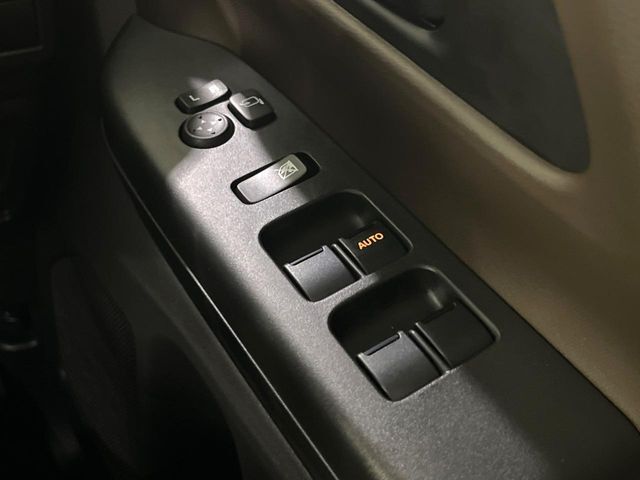 【電動格納ミラー】サイドミラーは電動格納式となっており、狭い駐車場でもキズがつくリスクを抑えられます。