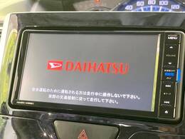 【純正ナビ】人気の純正ナビを装備しております。ナビの使いやすさはもちろん、オーディオ機能も充実！キャンプや旅行はもちろん、通勤や買い物など普段のドライブも楽しくなるはず♪