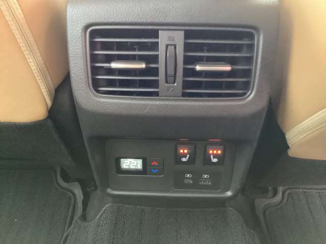 後席乗車の方にもおもてなしのエアコン吹き出し口を備えています（後席も設定温度が調整できます。）後部座席の」シートヒータースイッチがあり好みで4段階の温度調整ができます。