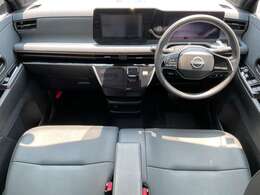 運転席まわりは機能的にまとまっています。足元が広々のインパネATです♪