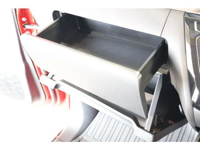 助手席前ダッシュボードに引き出し型のインパネ収納を配置※ティッシュBOXがピッタリ入ってティッシュの取り出しもラクラクです！