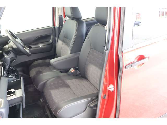 センターアームレスト付フロントベンチシート/運転席＆助手席シートヒーター（クッション部）/ステアリングチルト・シートハイトアジャスター（運転席）・シートベルトショルダーアンカー（運転席・助手席）付