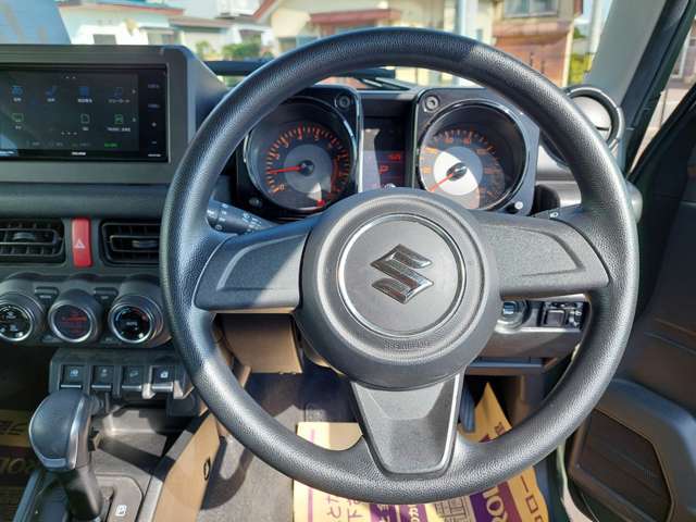 インテリアに合わせたデザインです。運転される方のことも考え、運転しやすい形状、大きさです！実際に触ってお確かめください！