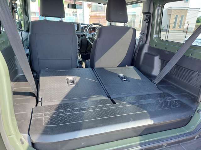 ラゲージルームは広々1シートを倒して更に荷物も積めます