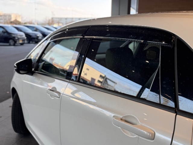 【ドアバイザー】は換気効率を高めてくれます◎ずっと密室の車内も少し窓を開けてあげればスッキリ車内に変わります♪