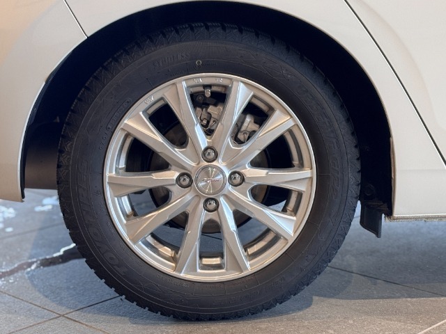 こちらのお車には【純正15インチアルミホイール】を装着しております◎