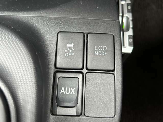 ECOモードで低燃費。横滑り防止のスイッチもございます。