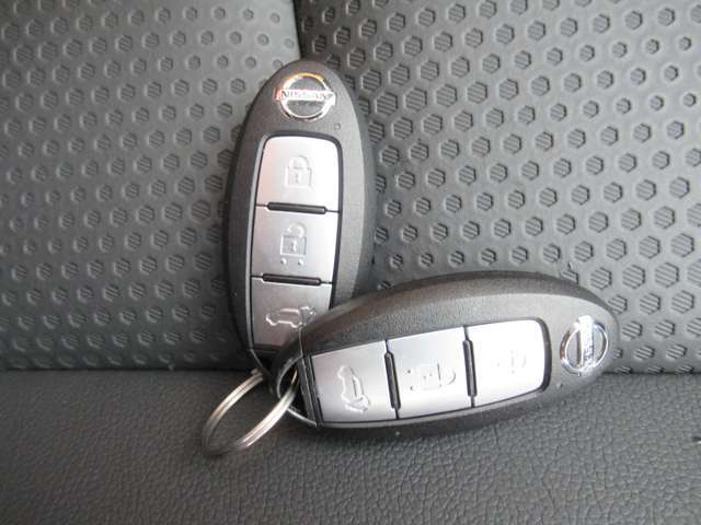 『インテリジェントキー』ですのでポケットやかばんに入れたままでもドアに付いているボタンを押してキーの開閉が出来ます♪♪ エンジンスタートもワンプッシュorひと捻り♪♪