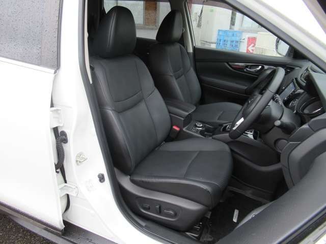 運転席は乗り心地が良く快適にお乗り頂けます♪♪ シートリフターやステアリングチルト付き車なら更に最適なシートポジションに設定して運転できます♪♪
