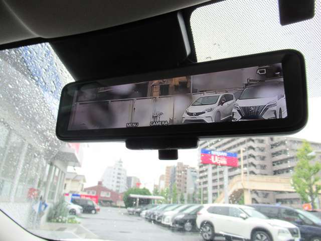 『スマートルームミラー』付き♪♪ 後席乗車の方の頭で後続車を確認できない時には後部カメラが撮影する画像をここに映して確認できます♪♪