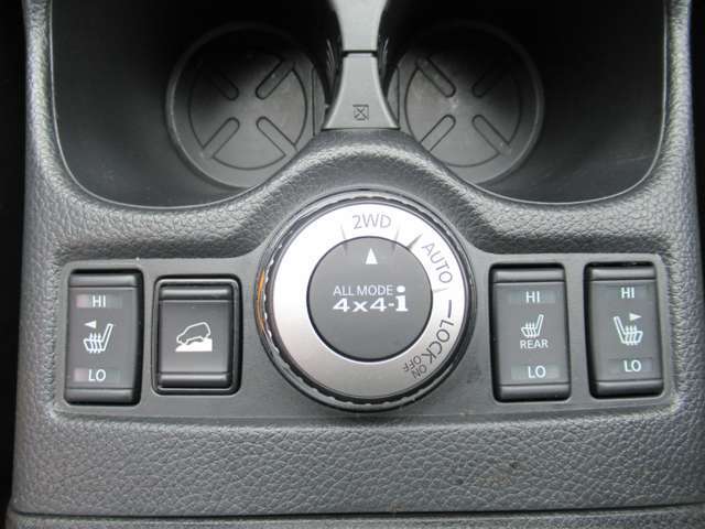 『4WD』⇔『2WD』切り替え式です♪♪　　『ヒルディセントコントロール』は下り坂のブレーキングが安心です♪♪全席ヒーター付き♪♪