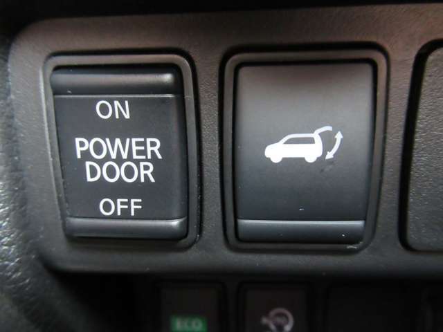 『オートバックドア』付き♪♪ ハッチバックドア側やリモコンキー・運転席のスイッチから操作が可能です♪♪「肩が痛くて腕が上がらないよ」という方にも評判です♪♪