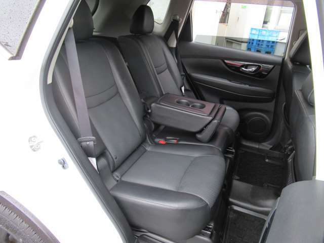 シート センターには可倒式のアームレストが付き、自分だけの空間が作れます♪♪ ドリンクホルダーも付いて心地よいスペースです♪♪