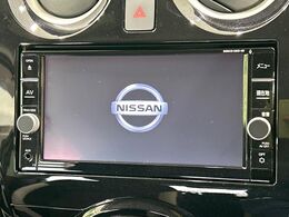 【純正ナビ】人気の純正ナビを装備しております。ナビの使いやすさはもちろん、オーディオ機能も充実！キャンプや旅行はもちろん、通勤や買い物など普段のドライブも楽しくなるはず♪