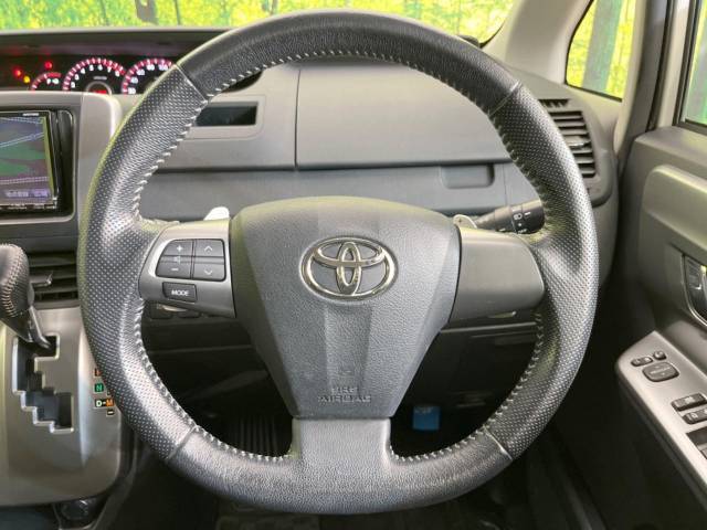 【純正革巻きステアリング】上質な革を使用することで、手にしっかり馴染みとても運転しやすいハンドルです♪